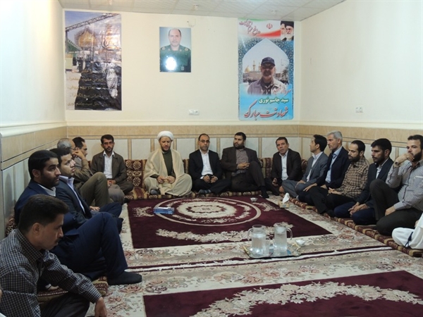 دیدار امام جمعه کارون از خانواده شهدای مدافع حرم به مناسبت عید فطر